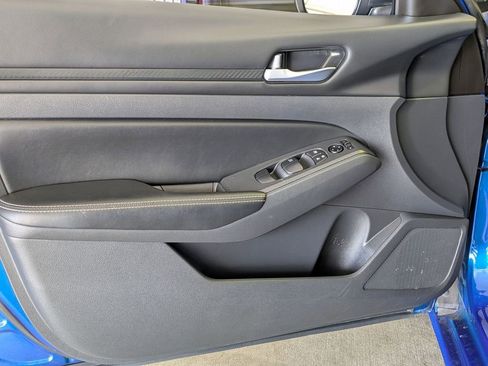 Used 2025 Nissan Altima 2.5 SV FWD image 9