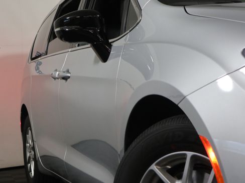 New 2026 Chrysler Pacifica Select image 3