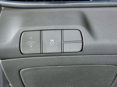 Used 2025 Hyundai Elantra SEL FWD image 17
