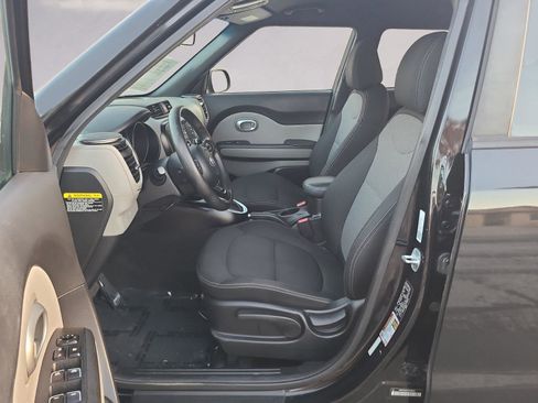 Used 2018 Kia Soul + image 11