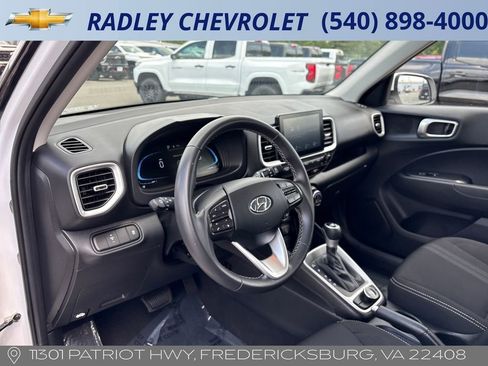 Used 2025 Hyundai Venue SEL FWD image 4