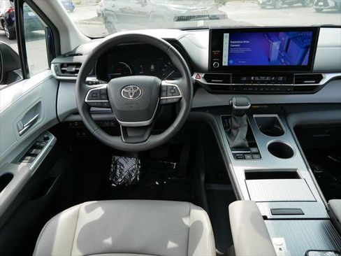 Certified 2025 Toyota Sienna XLE FWD image 10