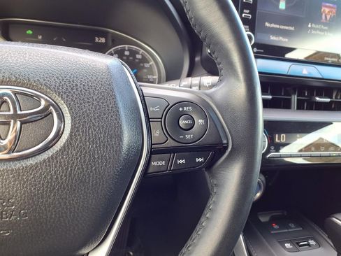 Used 2022 Toyota Venza XLE image 17