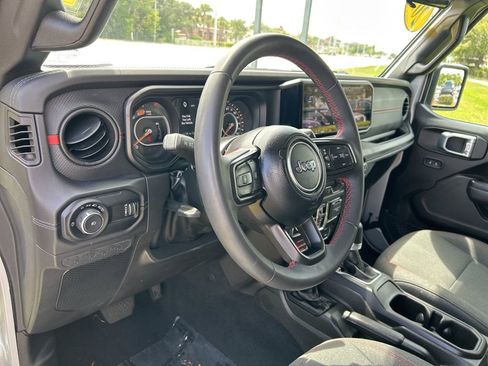 Used 2024 Jeep Wrangler Rubicon image 14