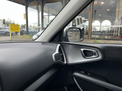 Used 2025 Kia Soul LX w/ LX Technology Package FWD image 34