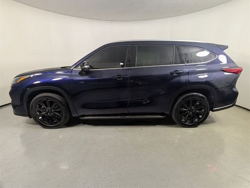 Used 2022 Toyota Highlander XLE image 4