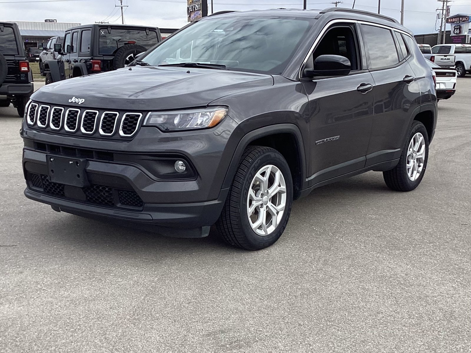 Used 2024 Jeep Compass Latitude AWD/4WD image 2