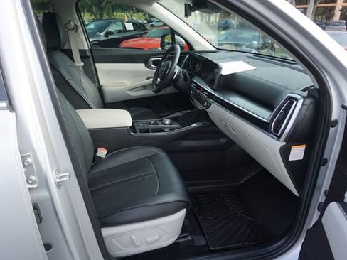 Used 2025 Kia Sorento EX FWD image 3
