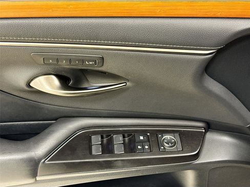 Used 2019 Lexus ES 300h w/ Luxury Package image 18