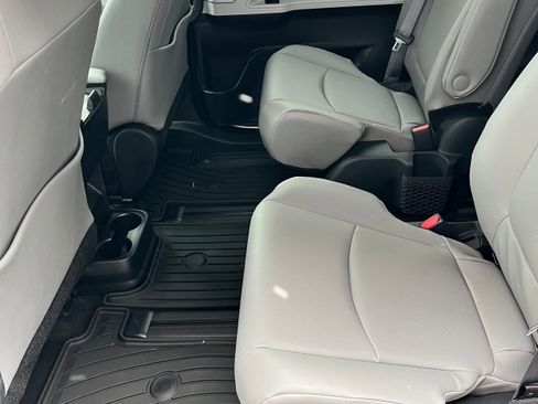 Used 2025 Toyota Sienna XLE w/ XLE Plus Package image 8