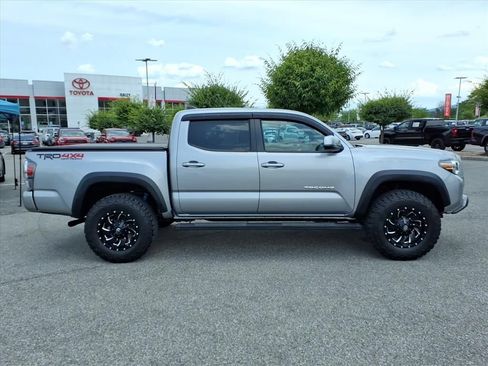 Used 2020 Toyota Tacoma TRD Off-Road w/ Technology Package AWD/4WD image 3