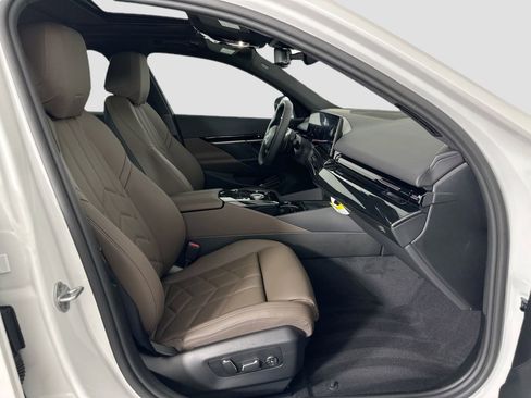 Certified 2025 BMW 530i w/ Premium Package image 17