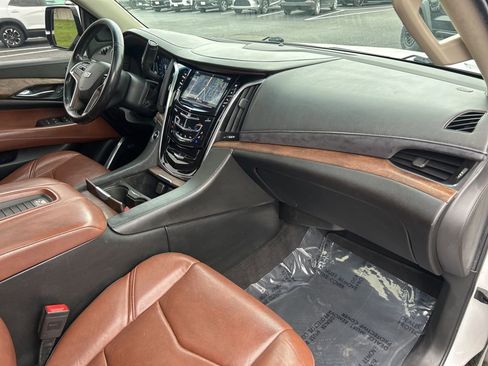 Used 2019 Cadillac Escalade ESV Premium Luxury AWD/4WD image 50