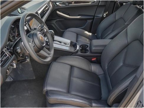 Certified 2025 Porsche Macan image 16