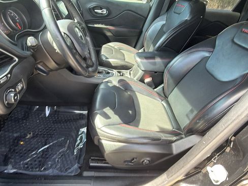 Used 2019 Jeep Cherokee Trailhawk image 16