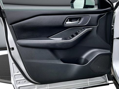 Used 2025 Nissan Rogue SV image 19