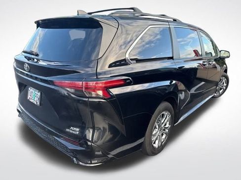 Used 2023 Toyota Sienna XSE image 2