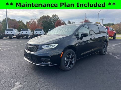 New 2026 Chrysler Pacifica Limited w/ S Appearance Package image 3