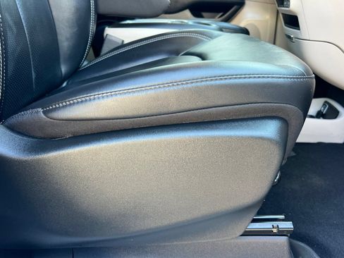 Used 2024 Chrysler Pacifica Touring-L FWD image 24