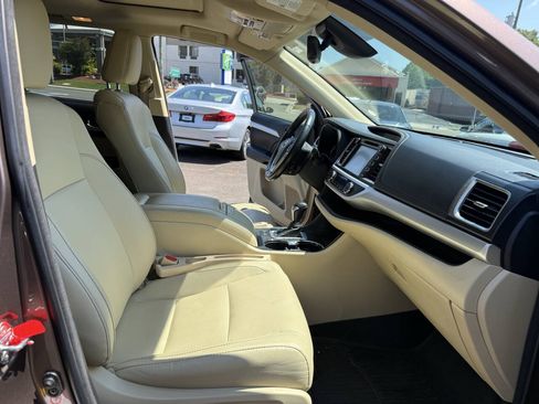 Used 2018 Toyota Highlander XLE AWD/4WD image 29