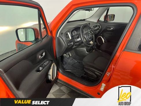 Used 2016 Jeep Renegade Latitude w/ Cold Weather Group FWD image 8
