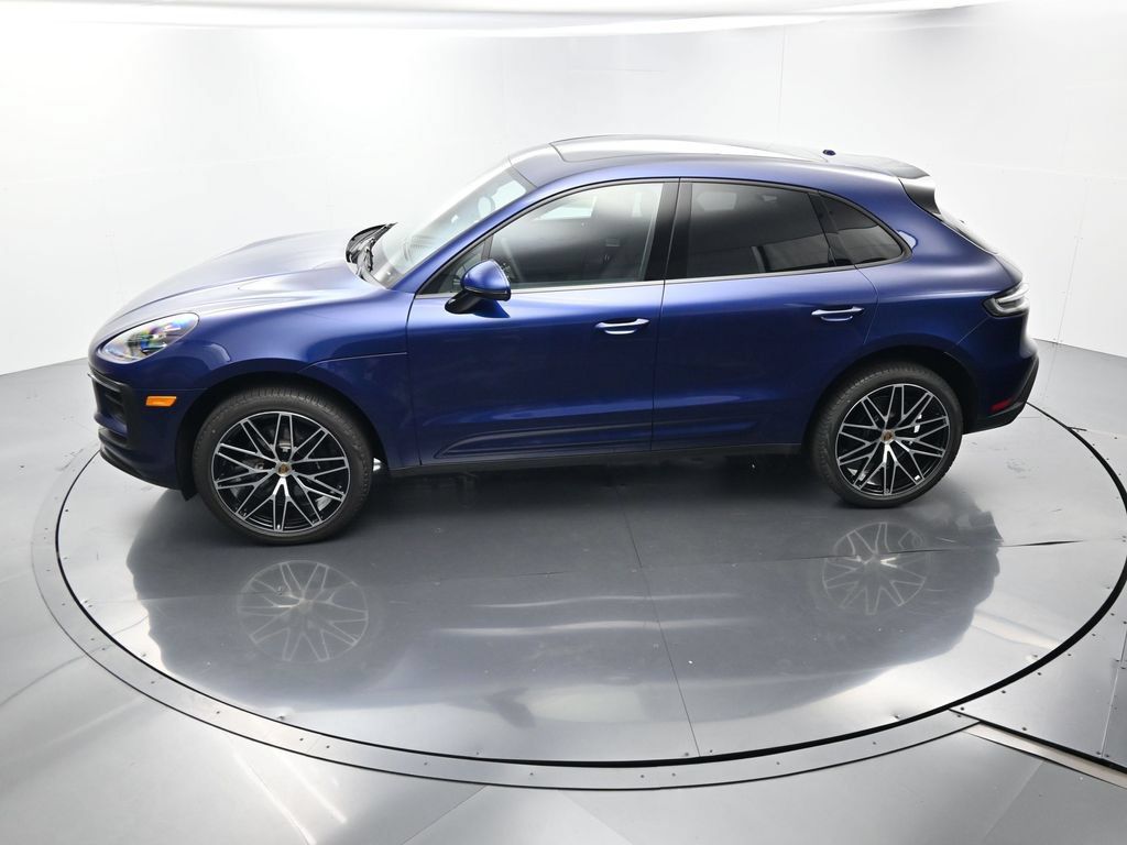 Certified 2025 Porsche Macan AWD/4WD image 35