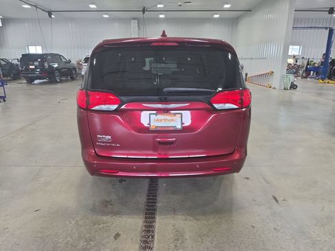 Used 2017 Chrysler Pacifica Touring FWD image 7