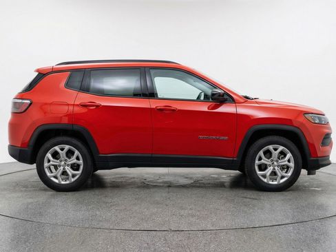 Used 2025 Jeep Compass Latitude image 11