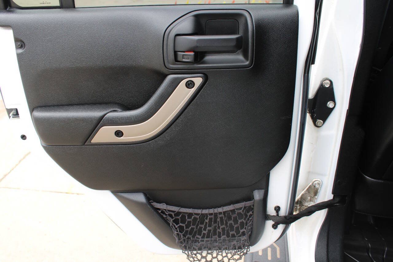 Used 2016 Jeep Wrangler Unlimited Sahara AWD/4WD image 9