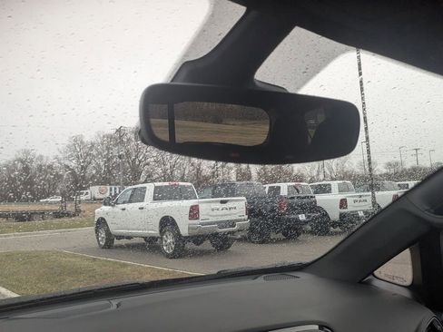 Used 2026 Chrysler Pacifica Select image 32