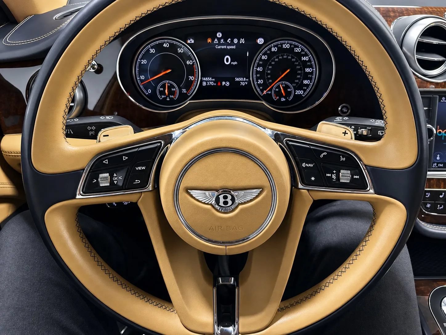 Used 2017 Bentley Bentayga AWD/4WD image 31