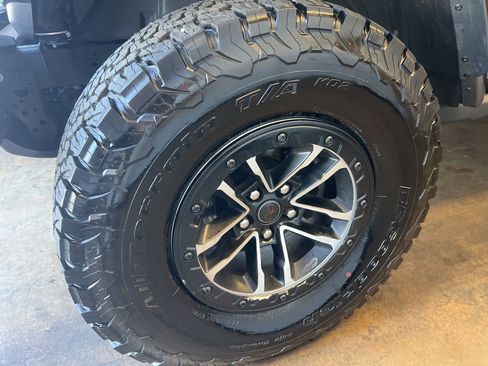Used 2025 Jeep Wrangler Unlimited Rubicon AWD/4WD image 2