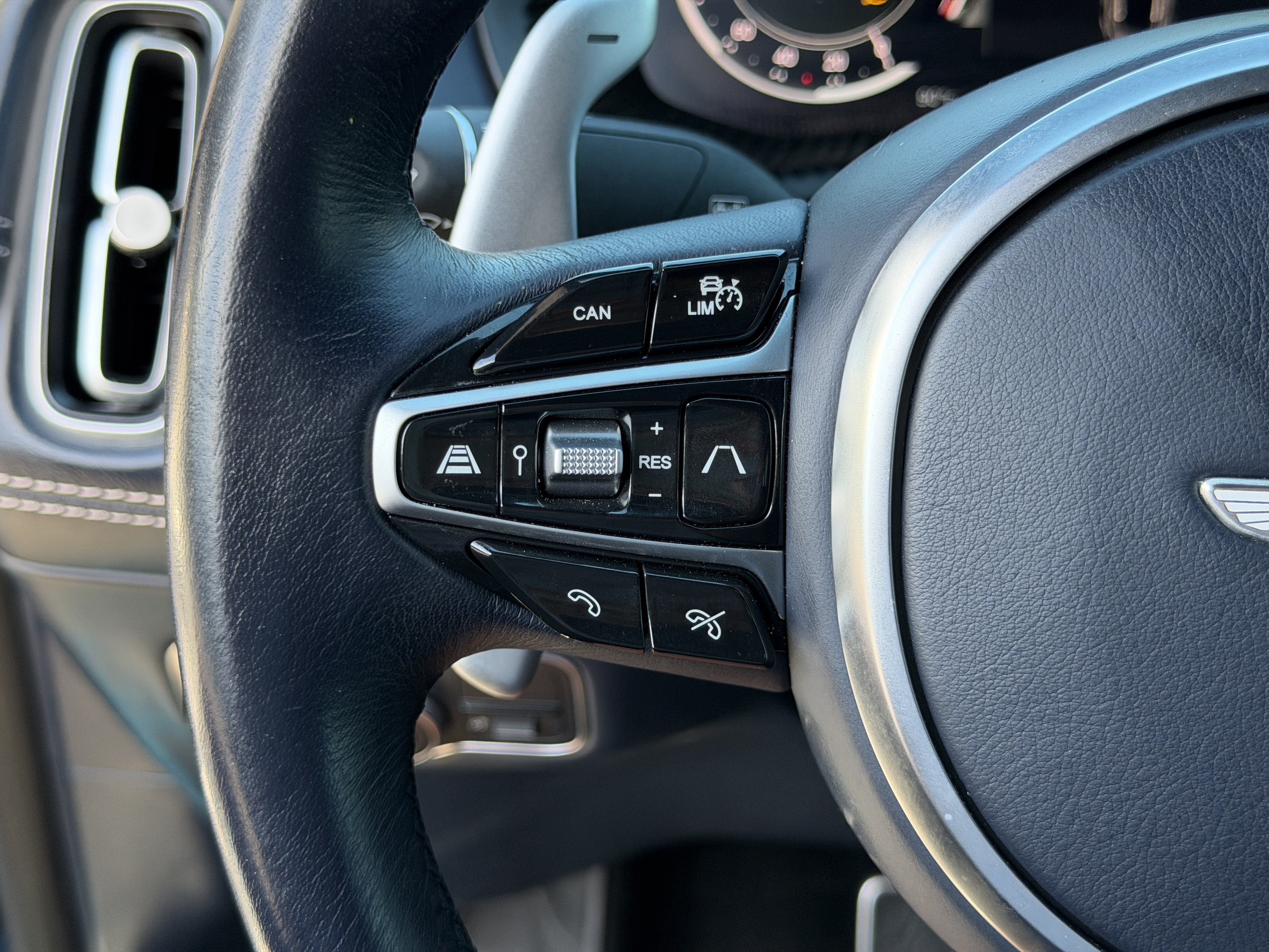 Used 2021 Aston Martin DBX AWD/4WD image 30