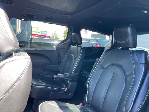 Used 2025 Chrysler Pacifica Limited FWD image 4