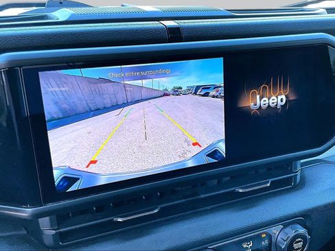 Used 2025 Jeep Gladiator Sport AWD/4WD image 29