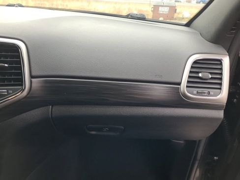 Used 2019 Jeep Grand Cherokee Laredo image 16