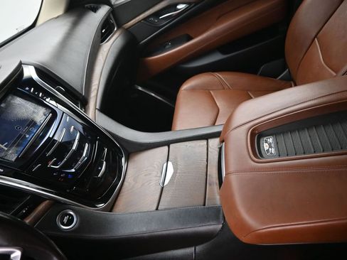 Used 2018 Cadillac Escalade Premium Luxury AWD/4WD image 18