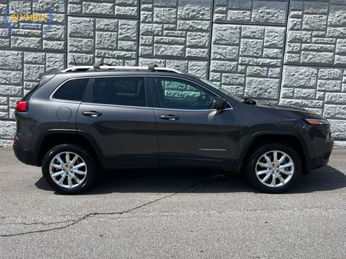 Used 2016 Jeep Cherokee Limited w/ Luxury Group AWD/4WD image 8