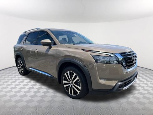 Used 2025 Nissan Pathfinder Platinum FWD image 3