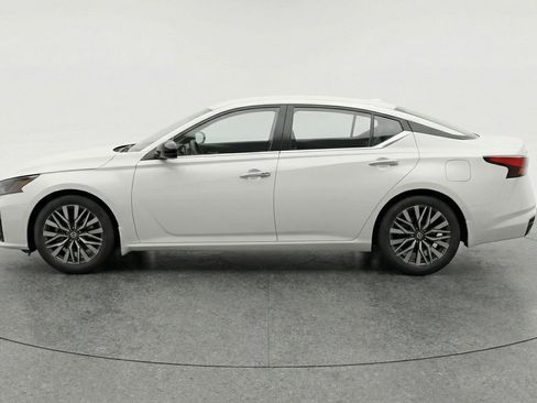 Used 2025 Nissan Altima 2.5 SV image 5