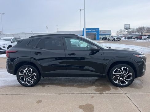 Used 2025 Chevrolet Trax RS w/ Driver Confidence Package image 2