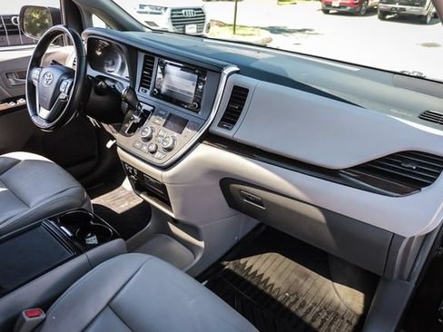 Used 2018 Toyota Sienna XLE w/ XLE Navigation Package AWD/4WD image 40