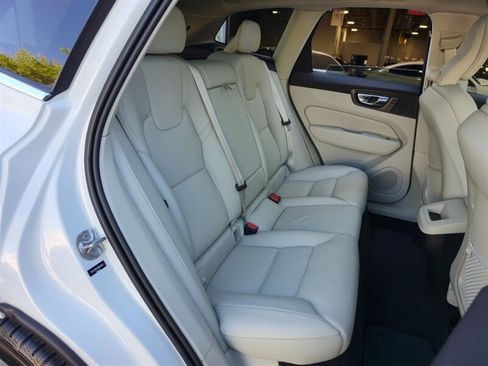 Used 2022 Volvo XC60 B5 Momentum AWD/4WD image 33