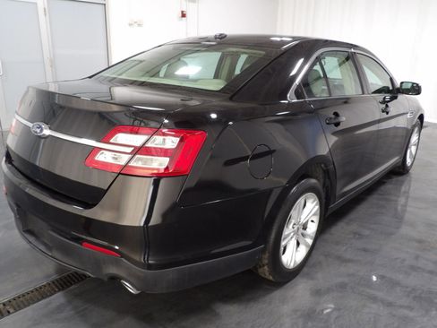Used 2017 Ford Taurus SE image 4
