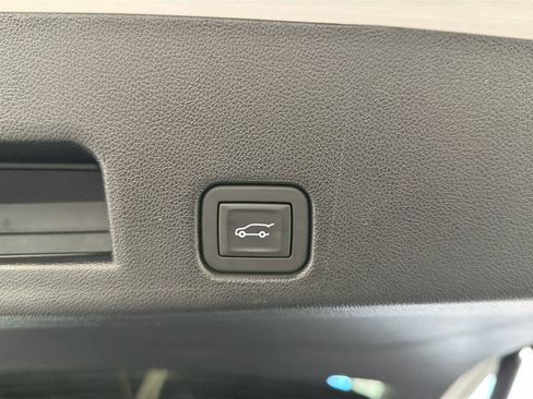 Used 2025 GMC Acadia Elevation image 9