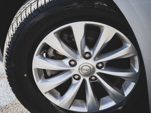 Used 2019 Chrysler Pacifica Touring-L image 3