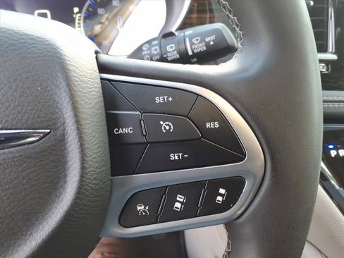 Used 2023 Chrysler Pacifica Limited image 28