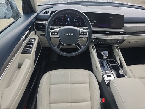 Used 2024 Kia Telluride EX w/ EX Captain's Chair Package image 17