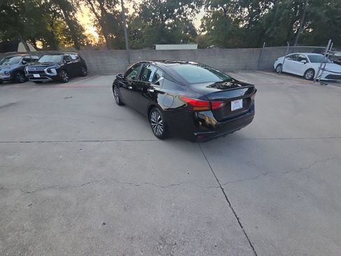 Used 2025 Nissan Altima 2.5 SV FWD image 8