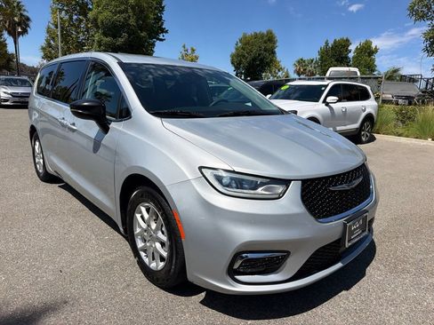 Used 2024 Chrysler Pacifica Touring-L FWD image 9